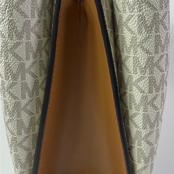 NEW Women’s Michael Kors Small Ruthie Logo Satchel/Tote Vanilla - Picture 5 of 12